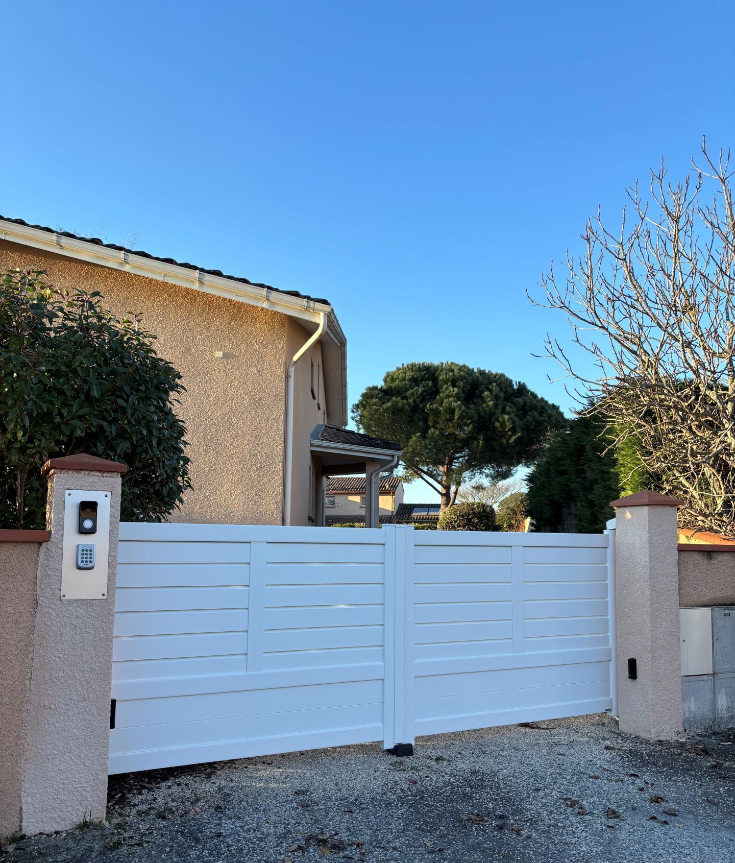 Portail blanc en PVC