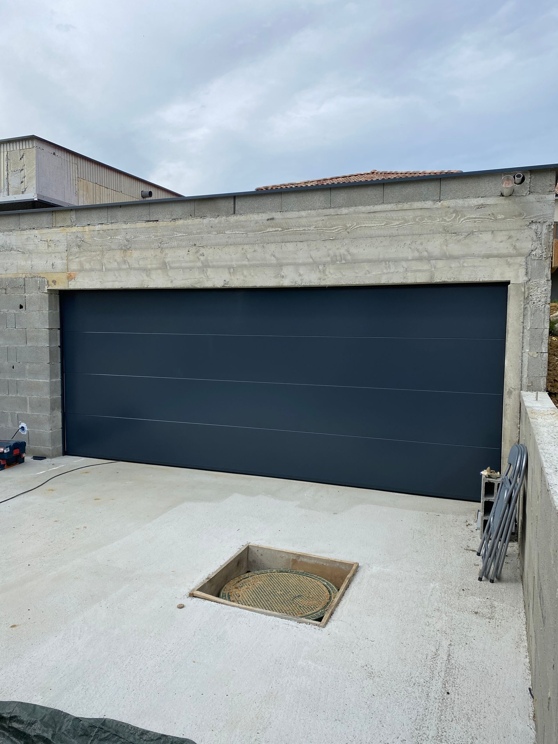 Très large porte de garage