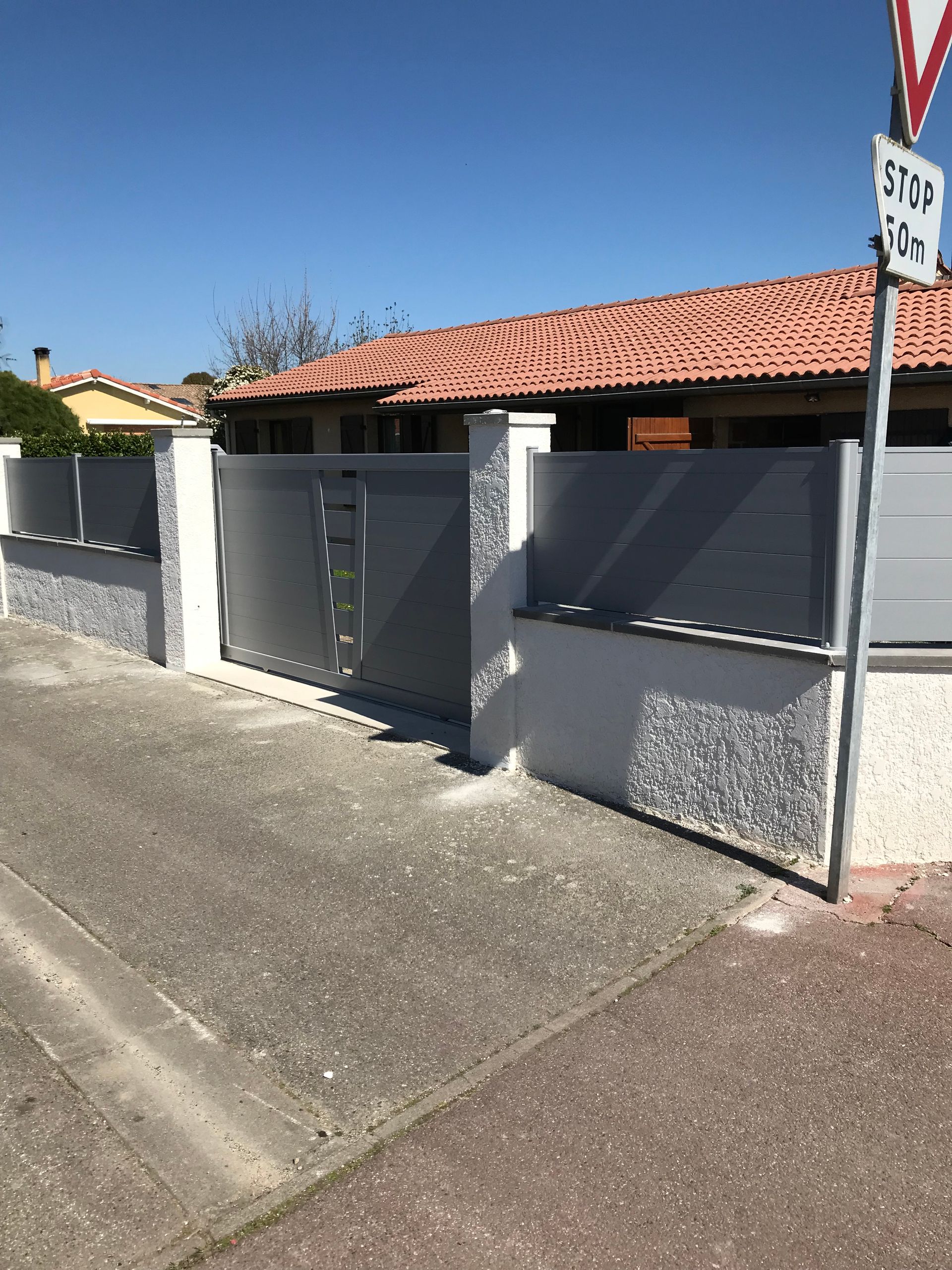 Portail motorisé sous un ciel radieux