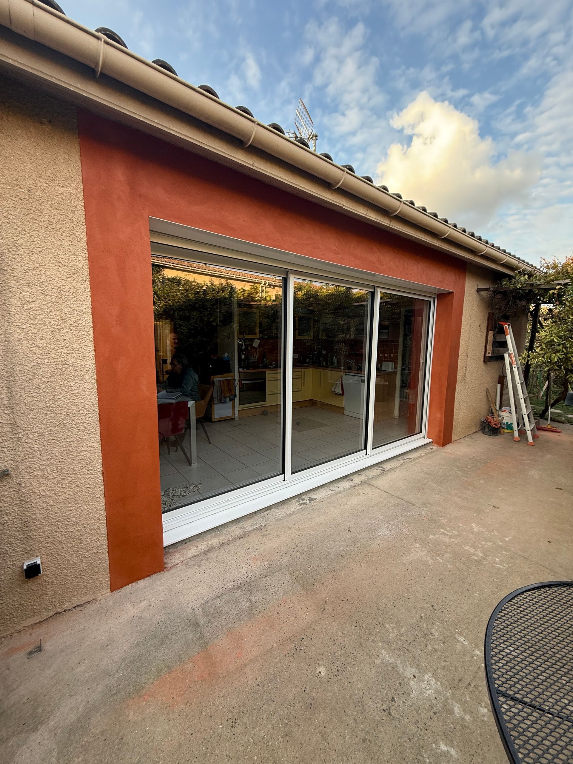 Baie vitrée blanche en aluminium