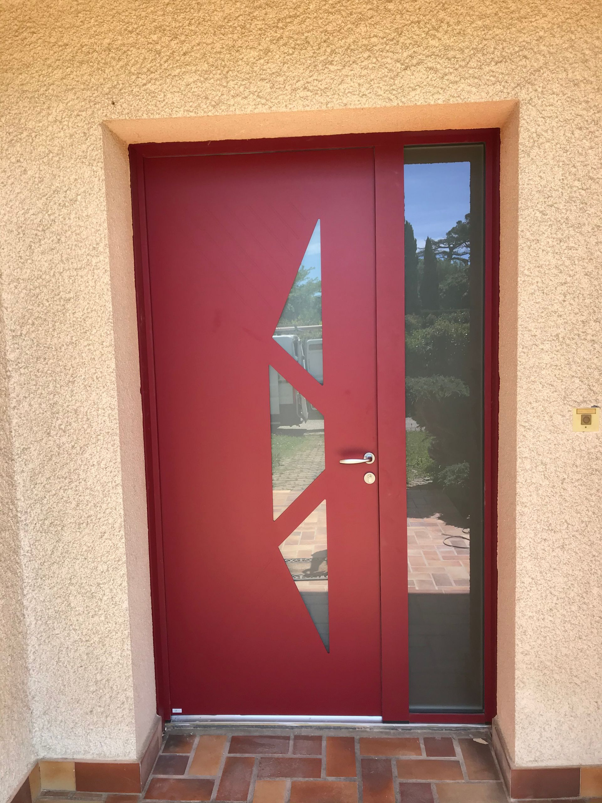 Belle porte rouge stylisée avec des vitres