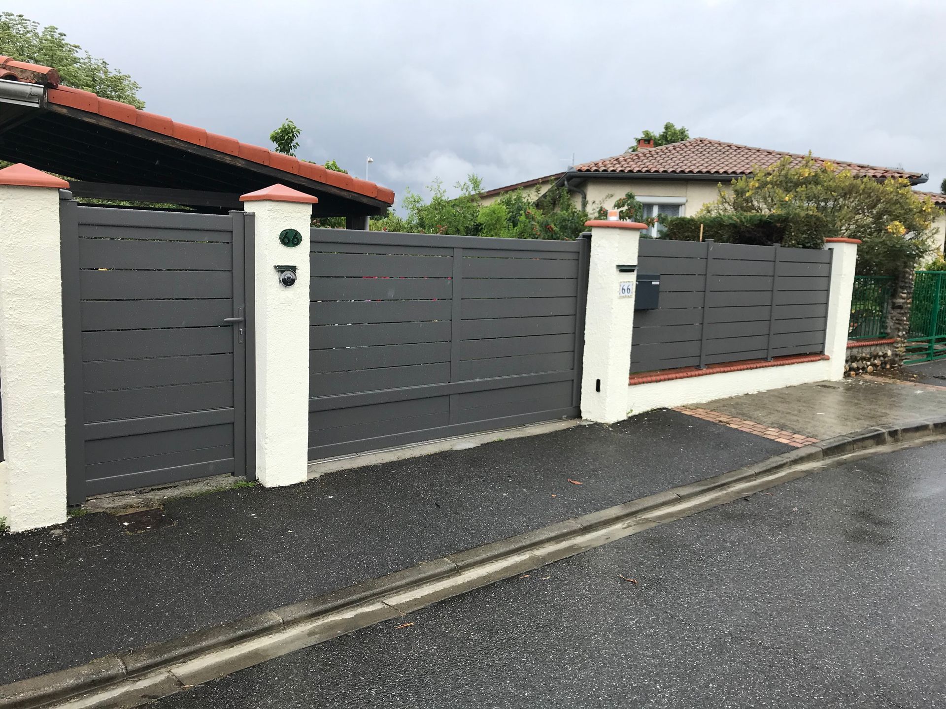 Devanture d'une maison avec un portail et un portillon