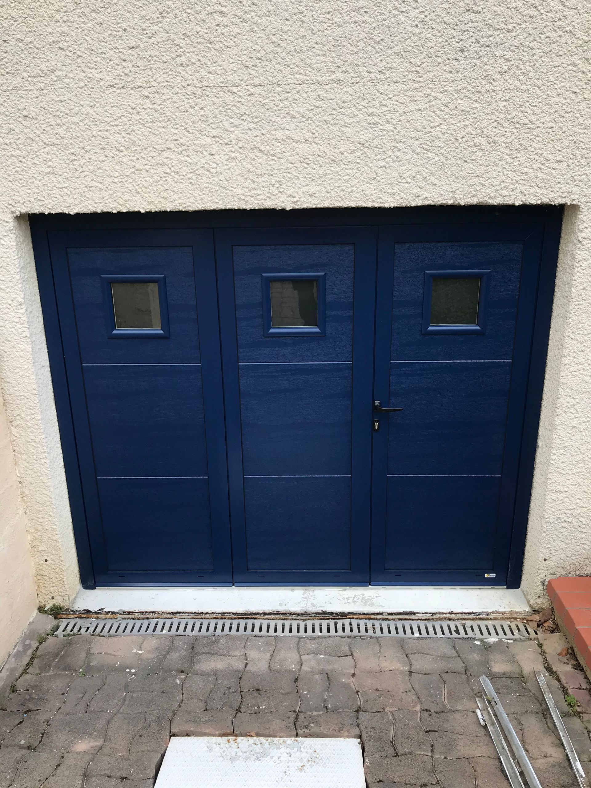 Porte de garage bleu nuit