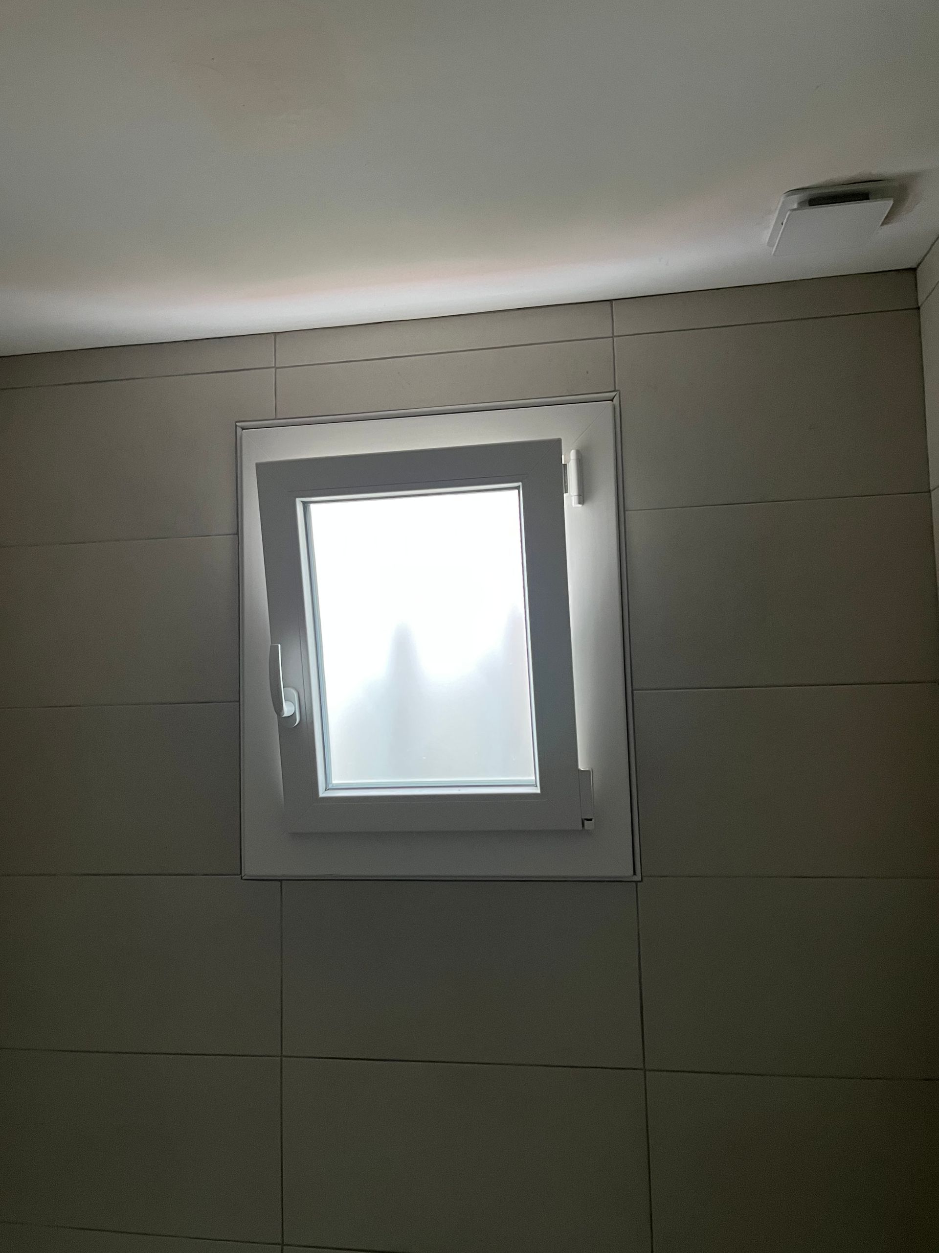 Petite fenêtre oscillobattante