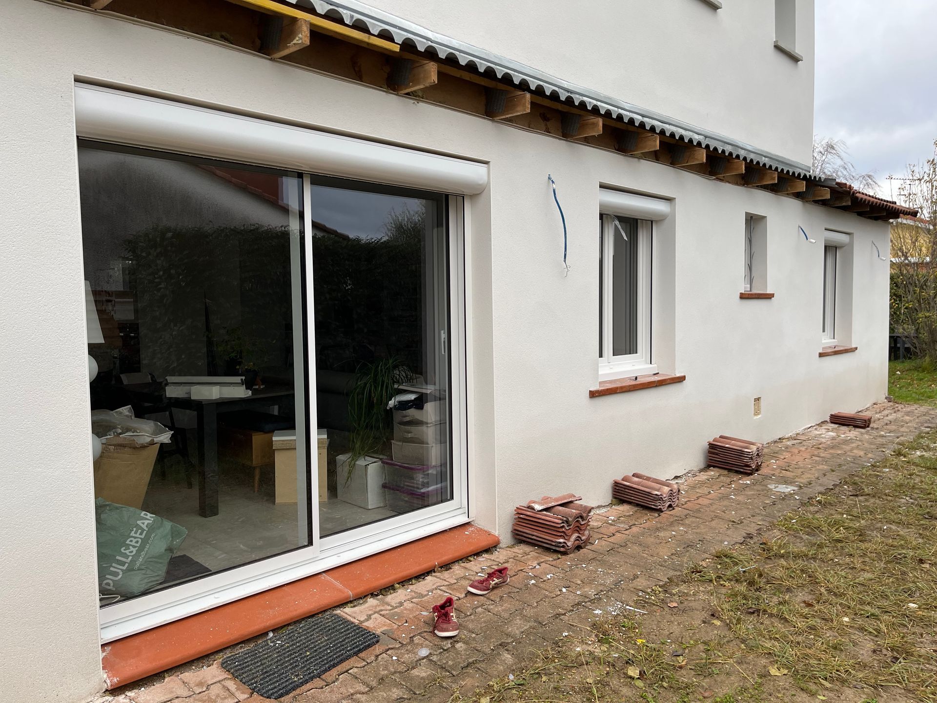 Baie vitrée et fenêtre sur une façade