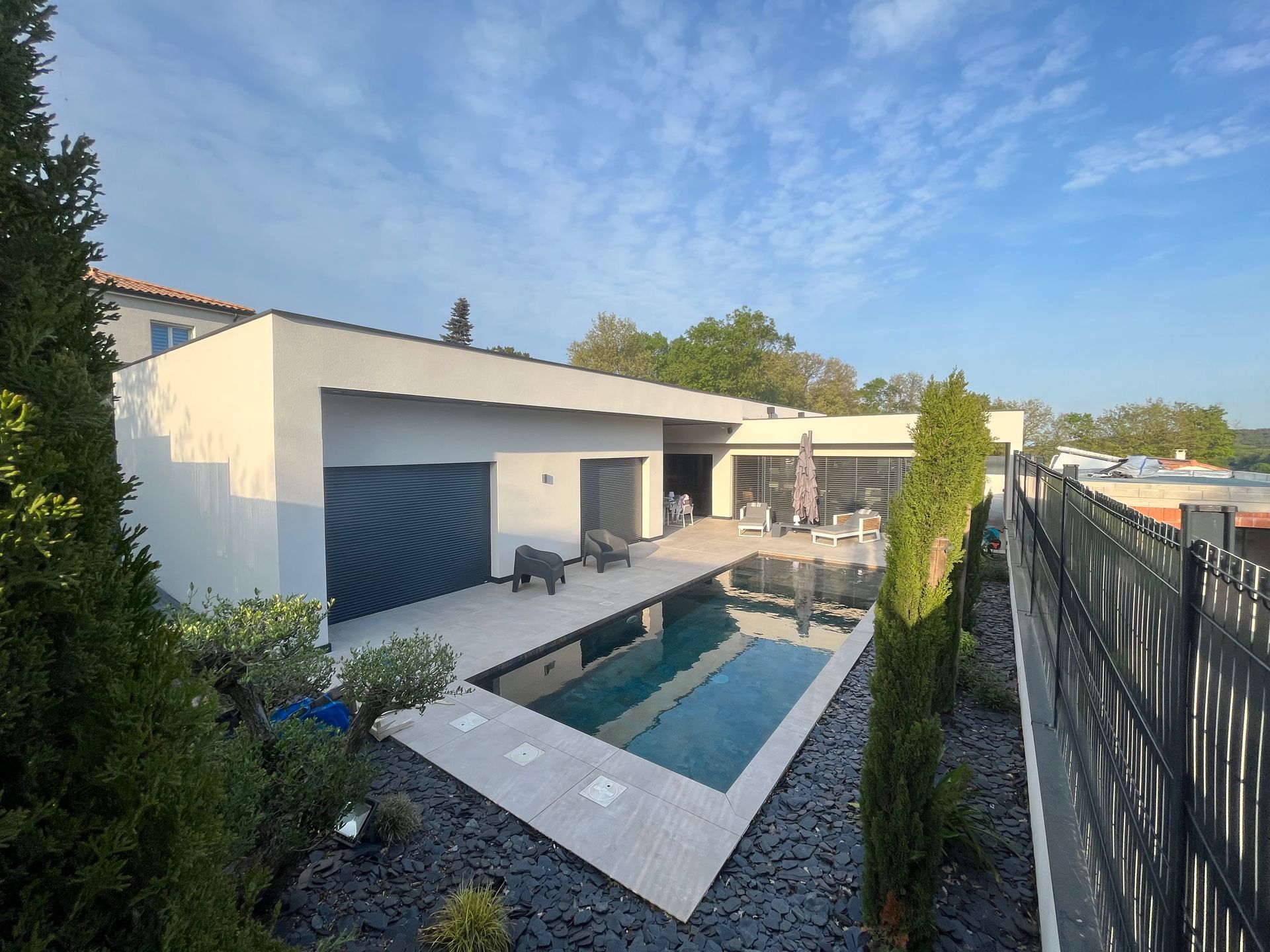 Cour intérieure avec une piscine et un salon de jardin au second plan