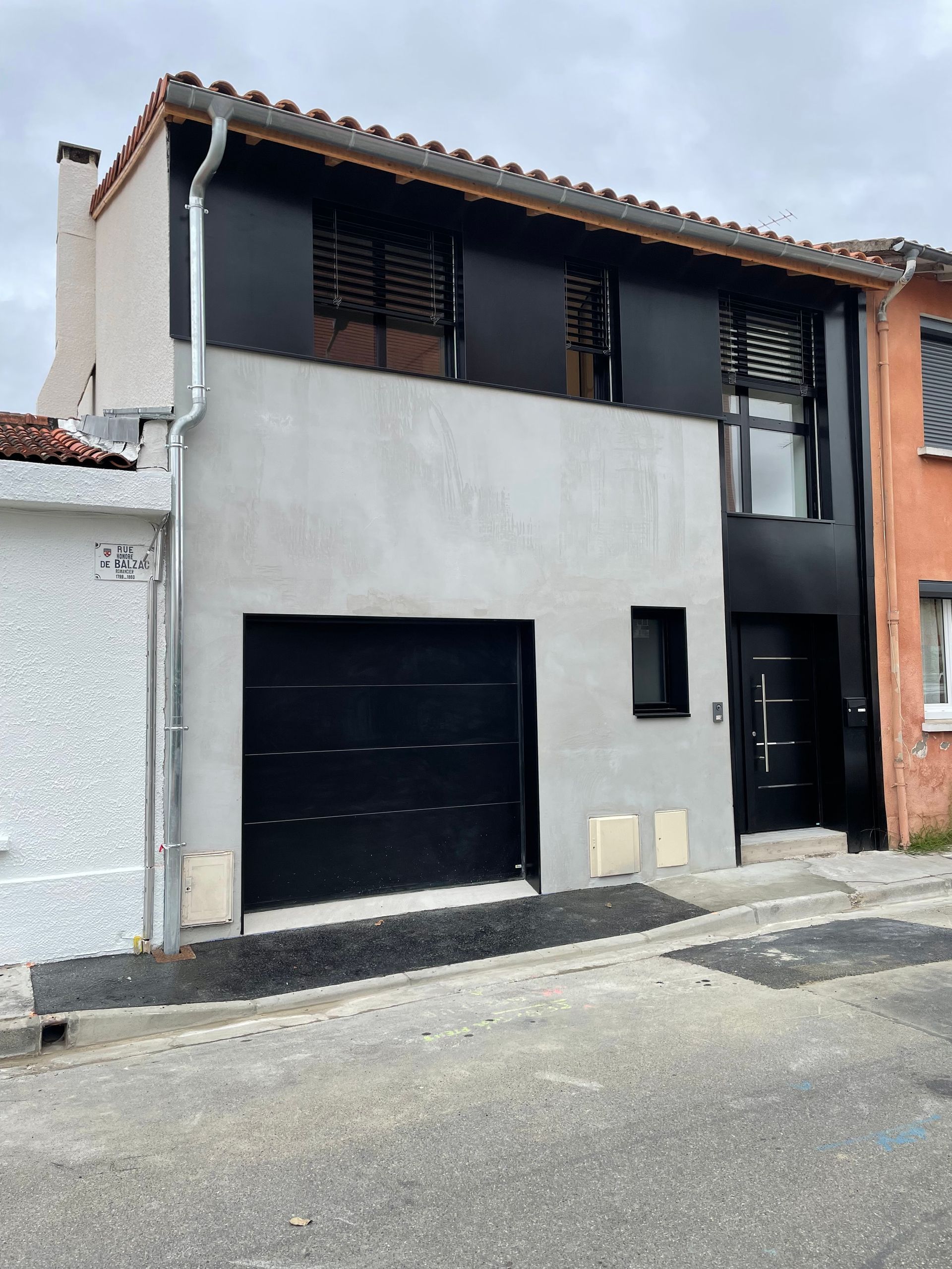 Porte de garage et petite fenêtre