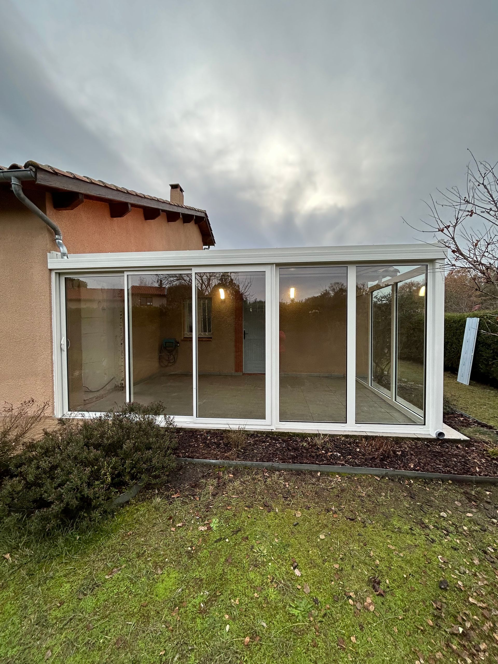 Véranda sous un ciel gris