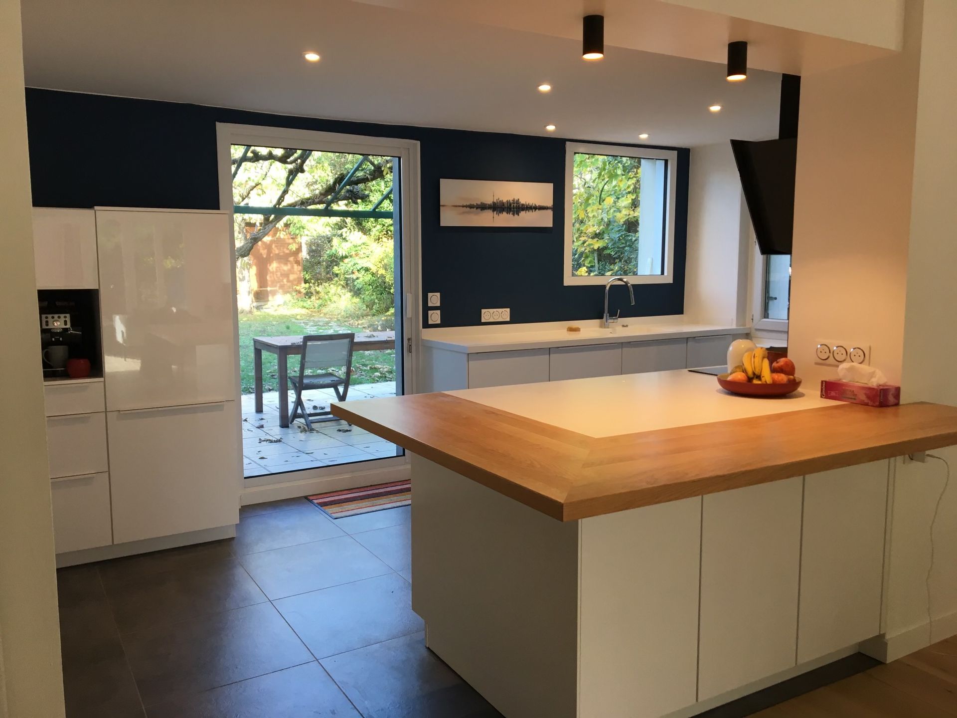 Cuisine avec ouverture vers une cour via une porte coulissante vitrée