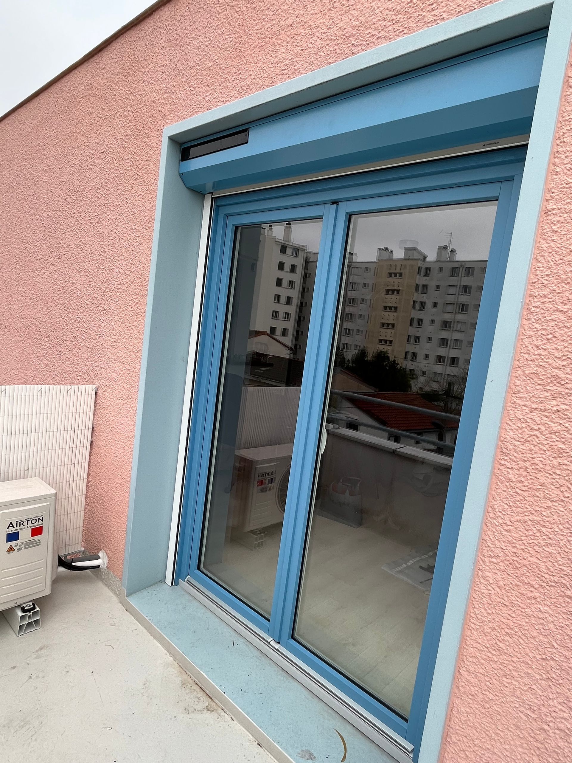 Baie vitrée avec un cadre et des menuiseries bleus