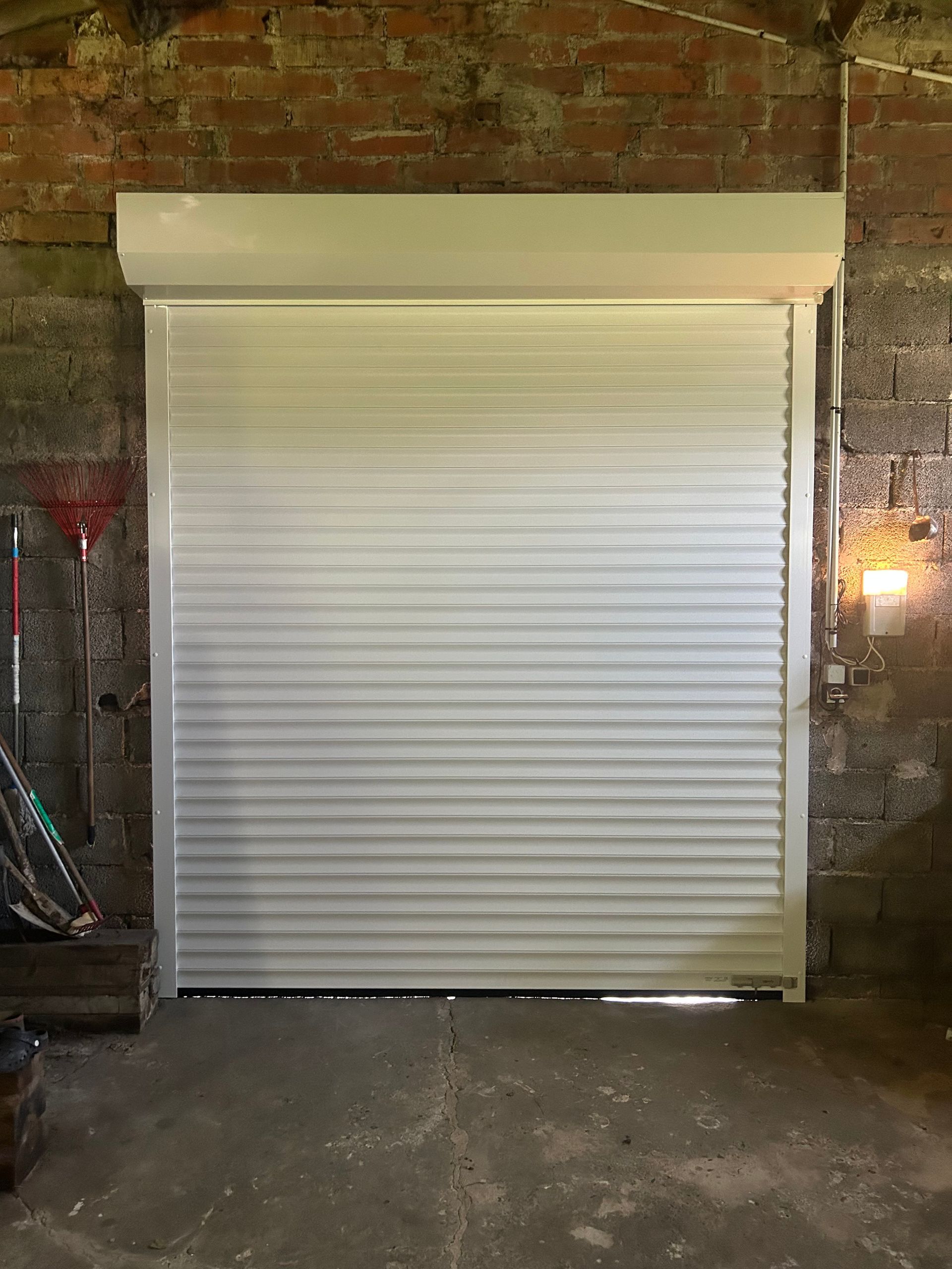 Petite porte de garage fermée