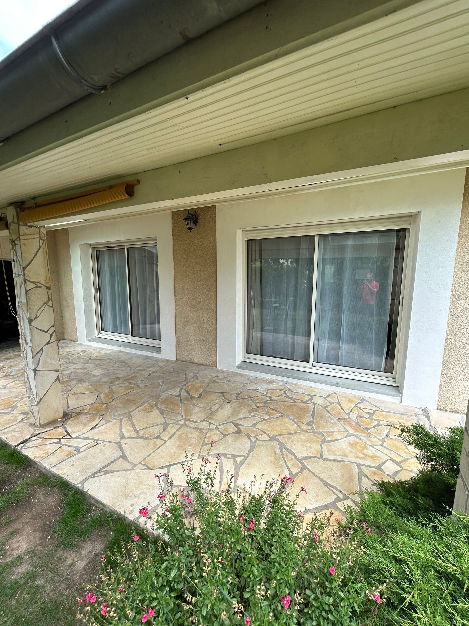 2 baies vitrées donnant sur une cour