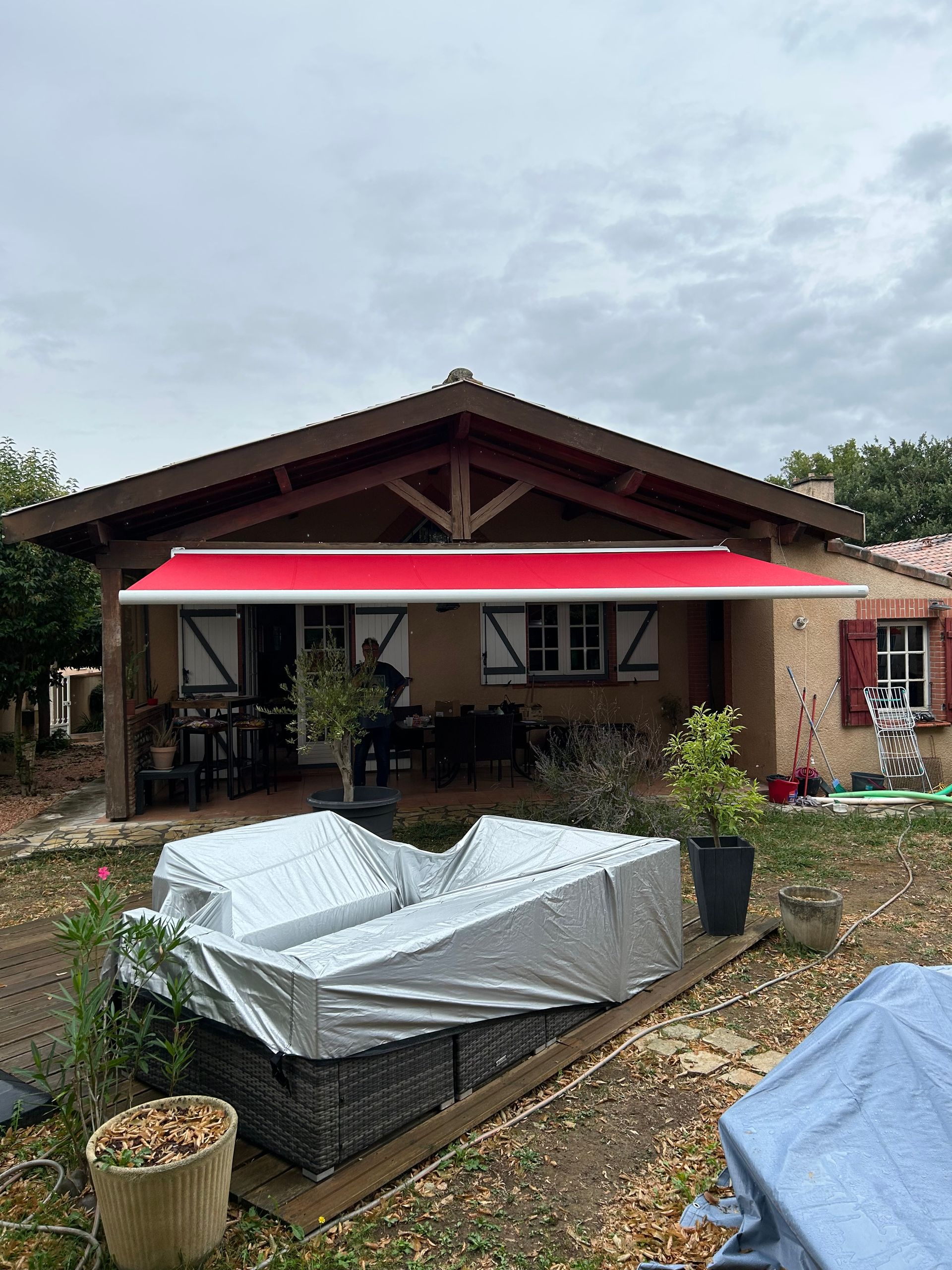 Store déroulant protégeant une terrasse 