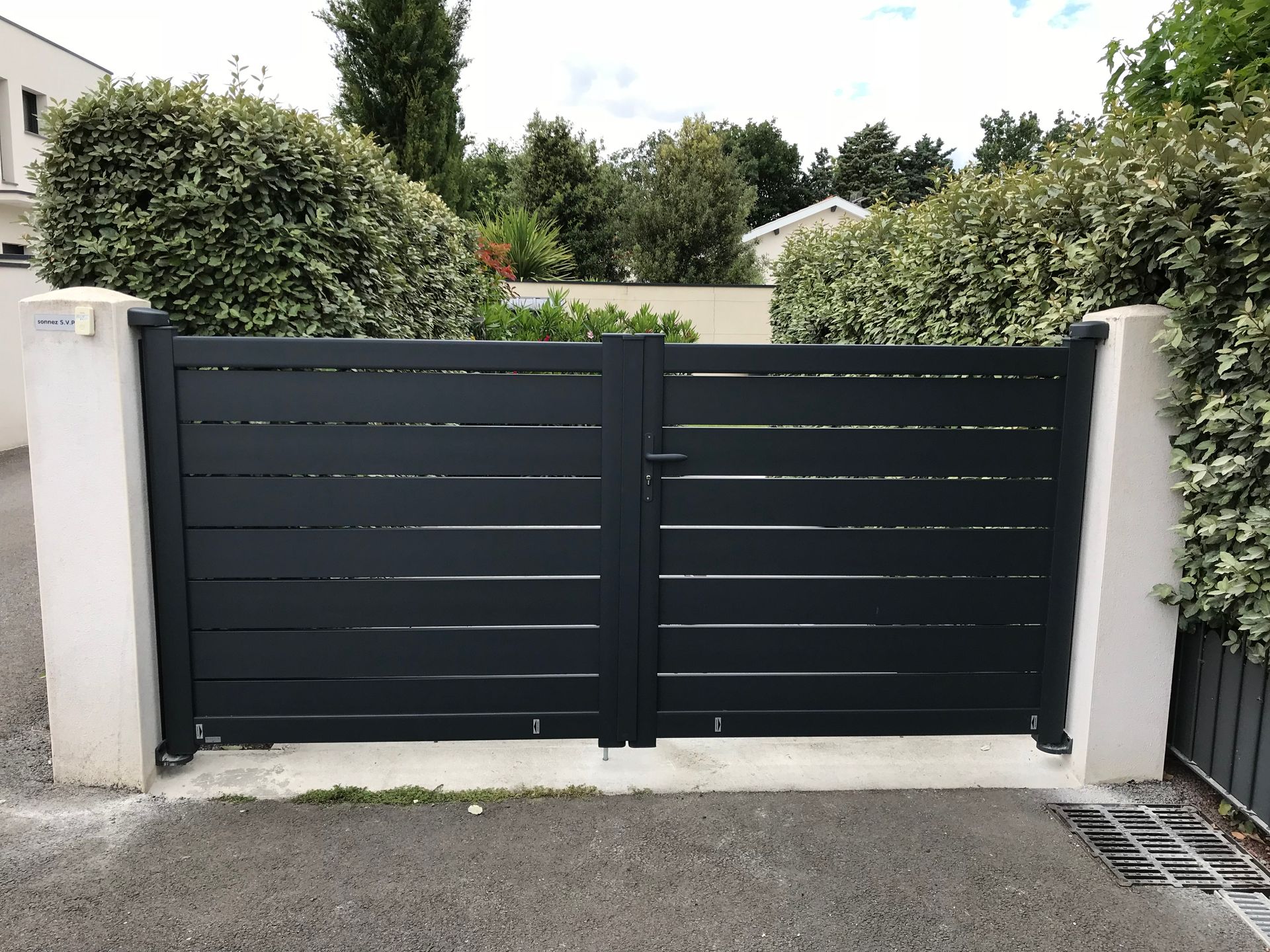 Portail à battants sombre