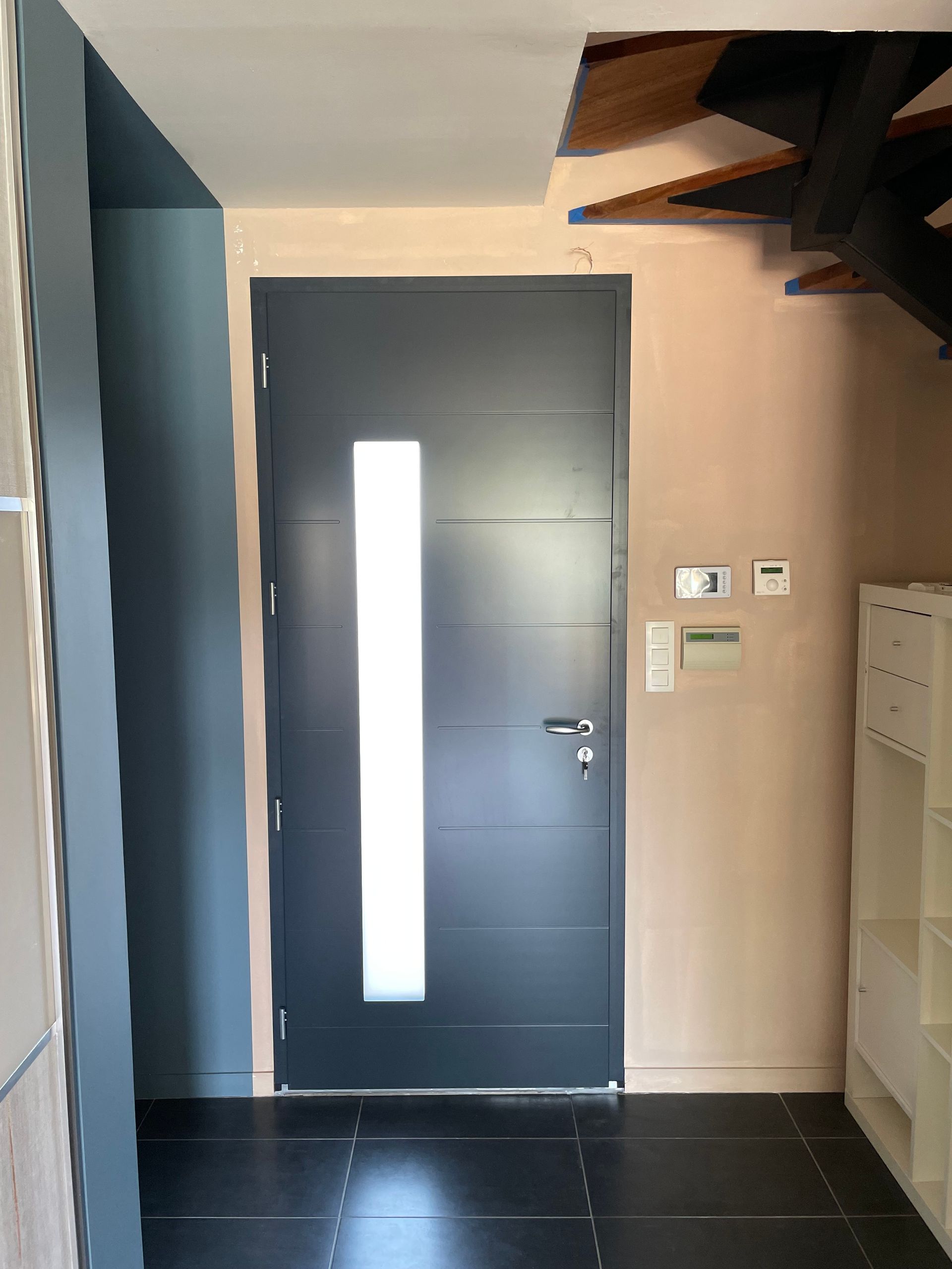 Porte d'entrée avec une ouverture vitrée lumineuse