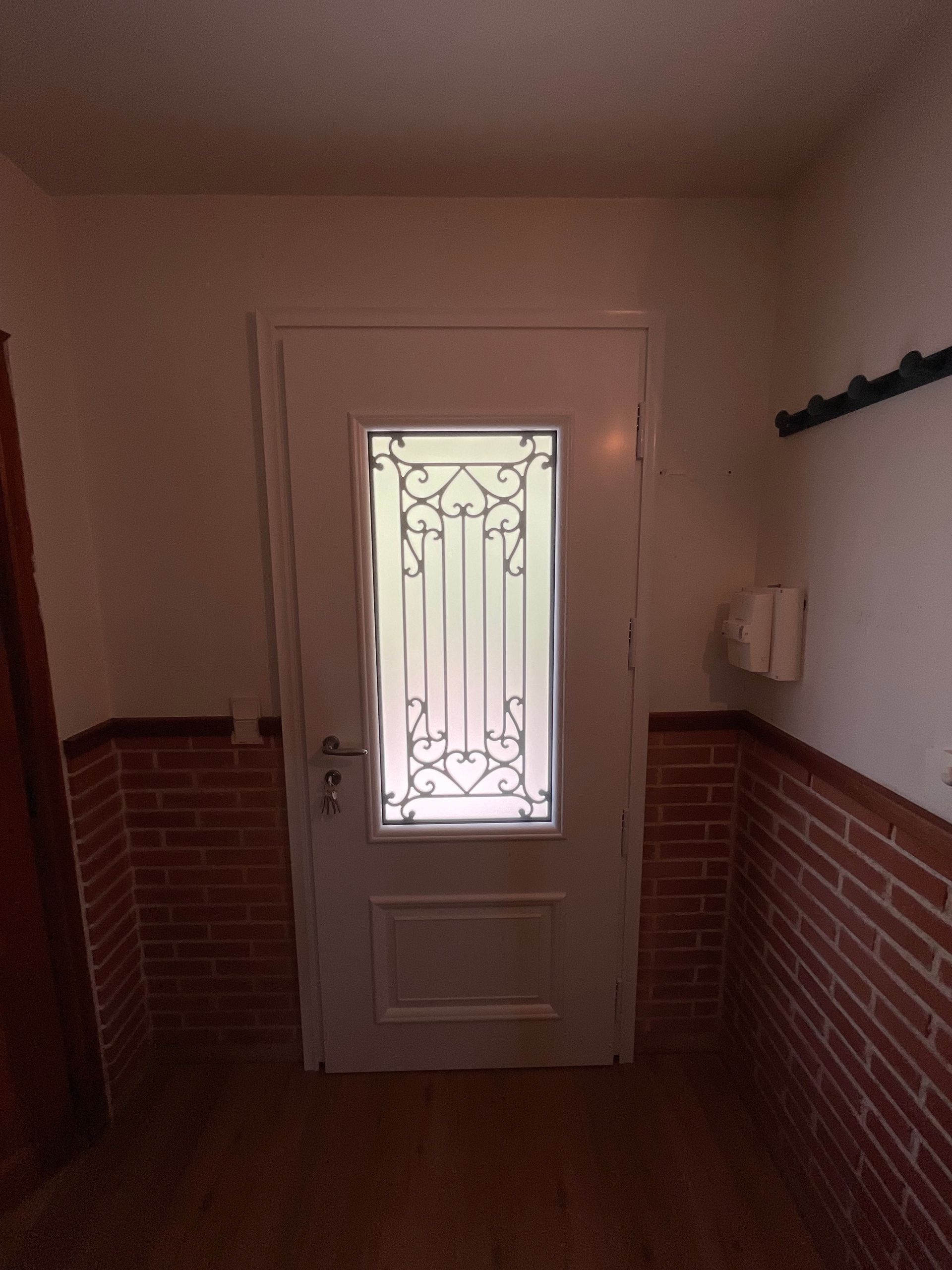 Porte d'entrée avec une armature stylisée