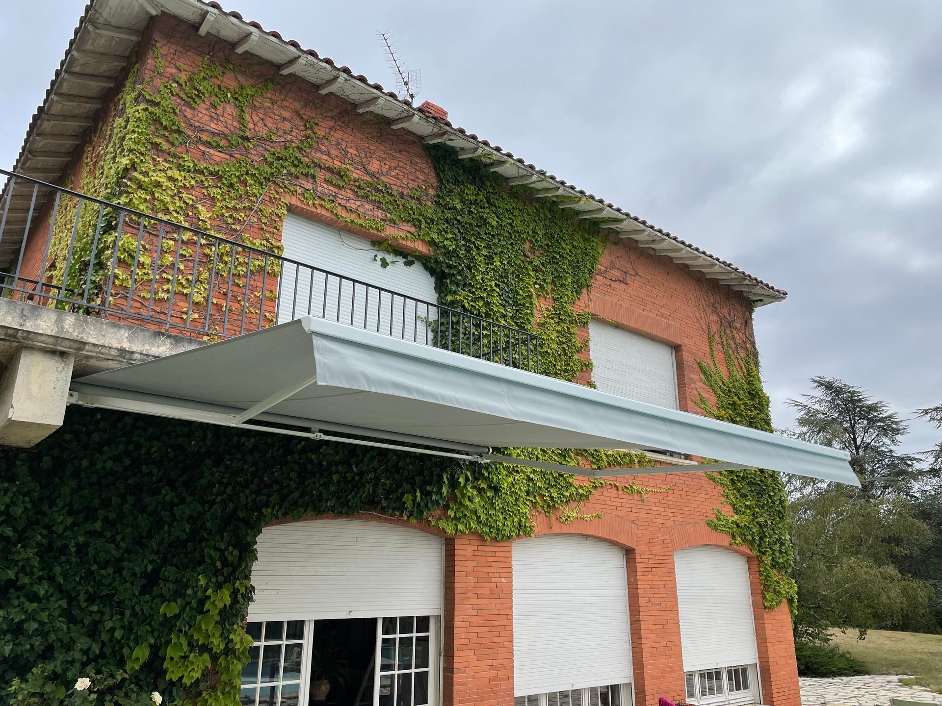 Store banne sur la façade d'une maison en brique