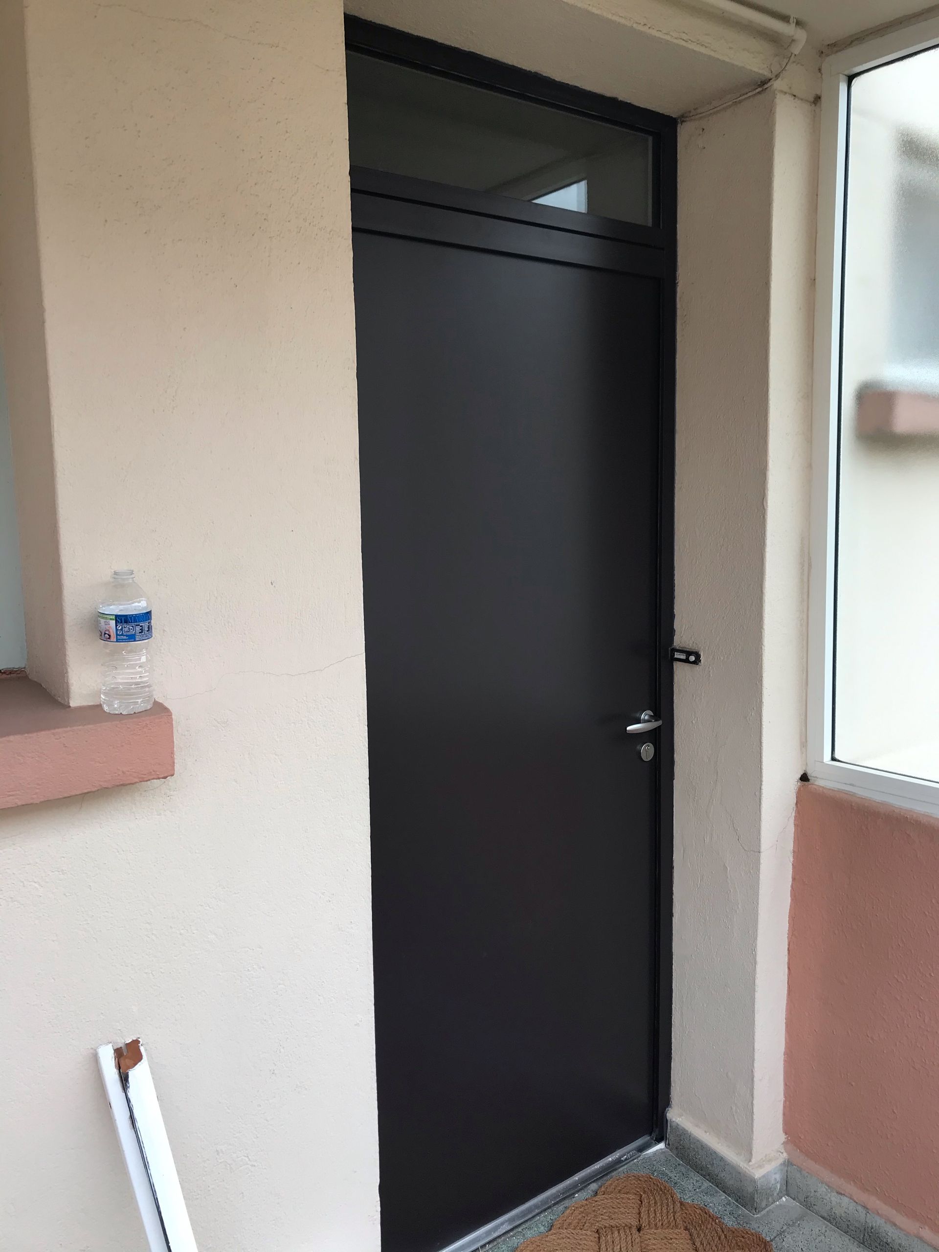 Porte d'entrée sombre