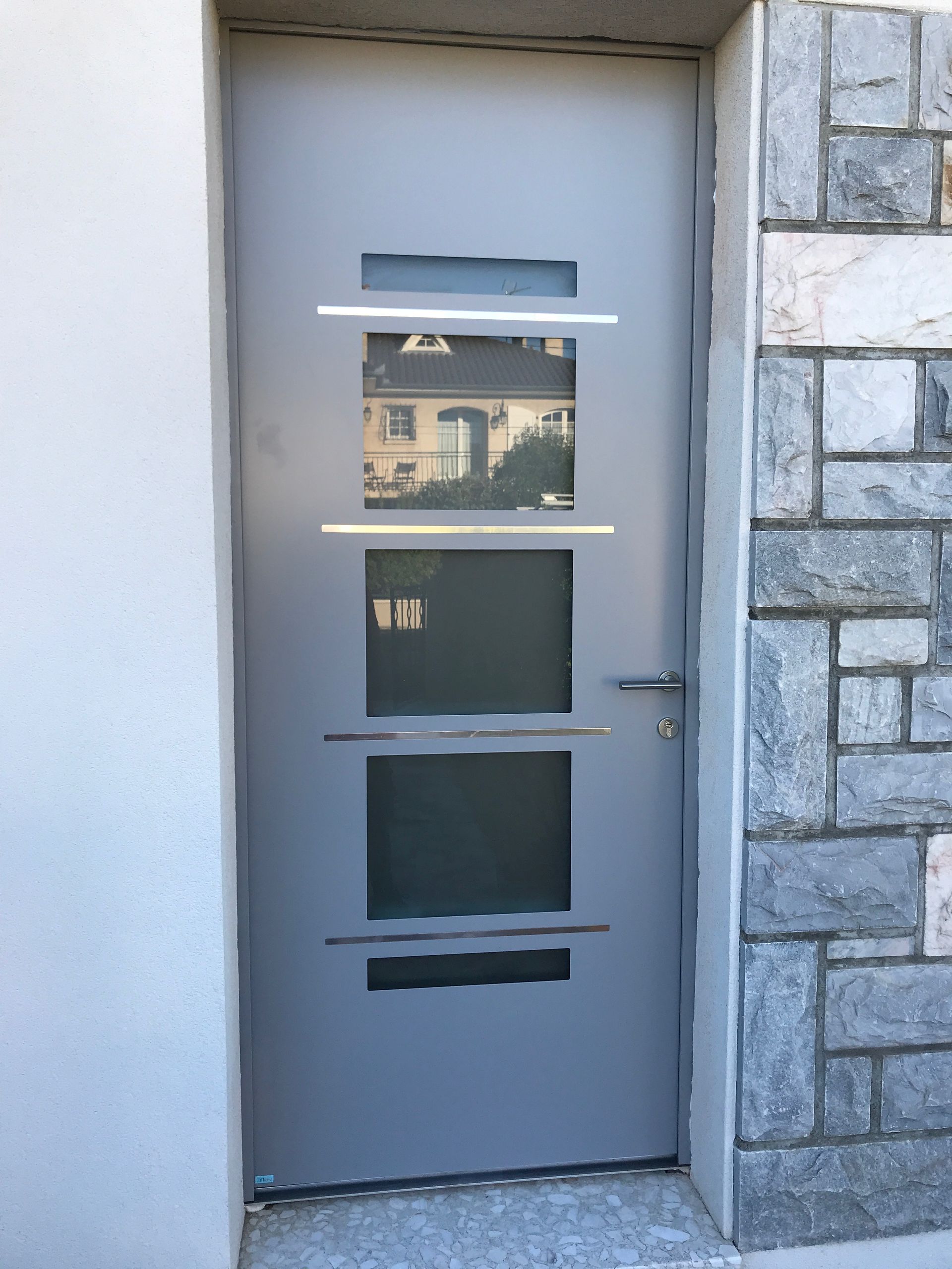 Porte d'entrée avec 3 grandes vitres