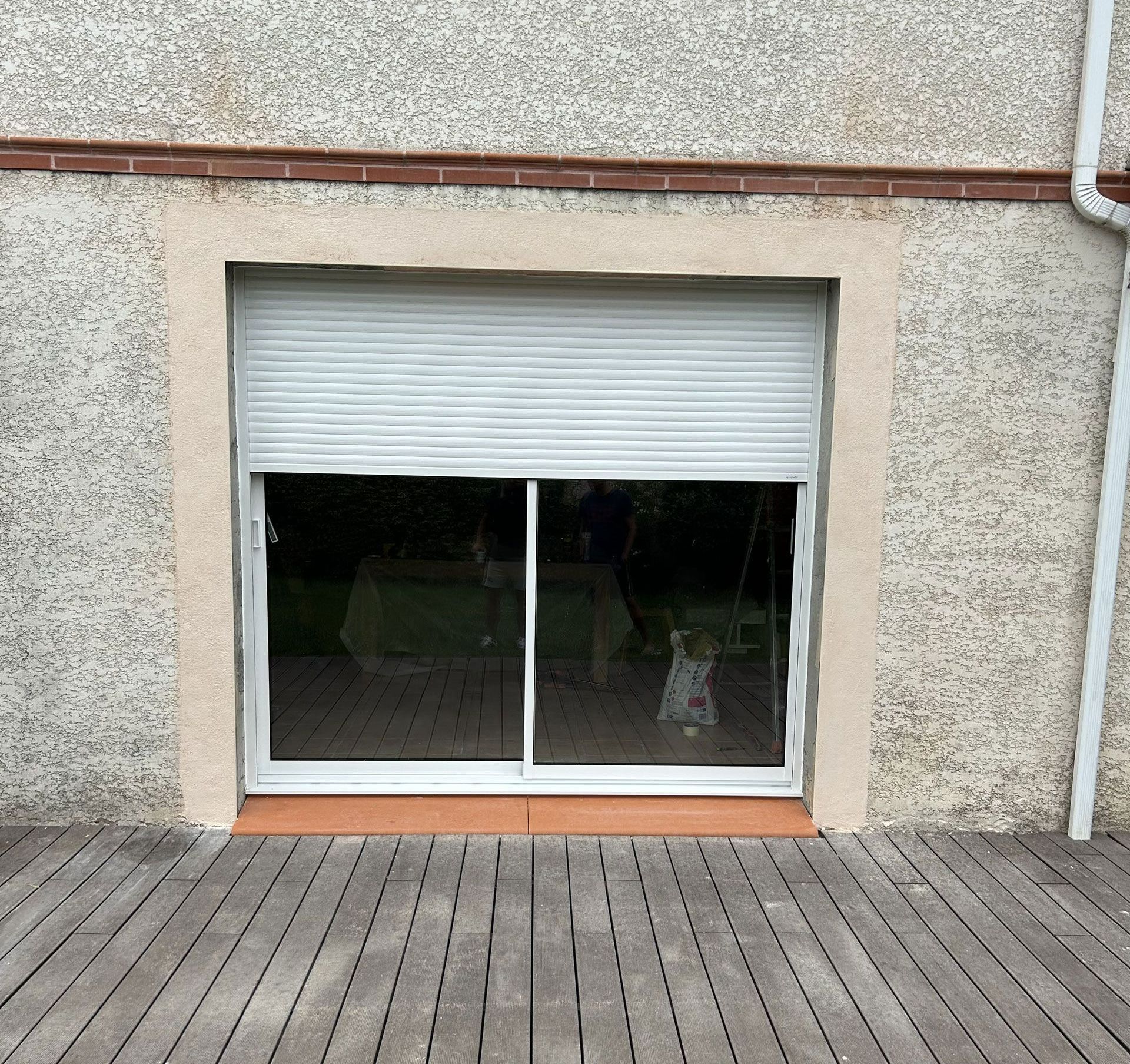 Façade d'une maison avec des volets roulants fermés