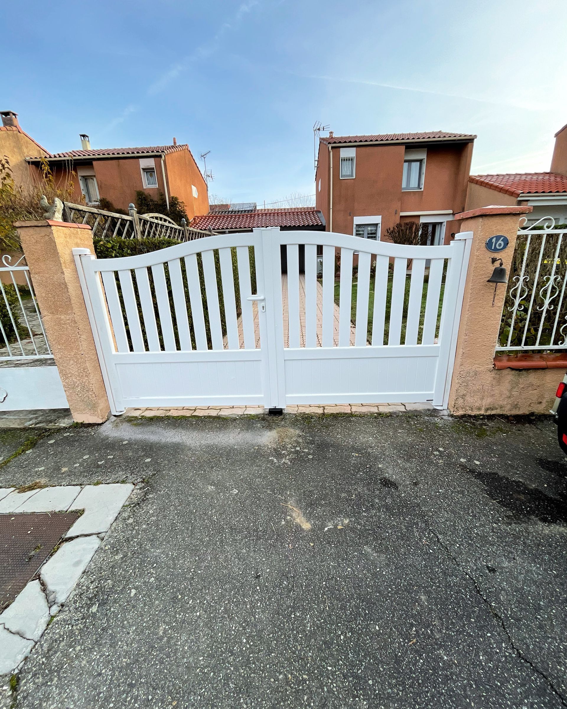 Portail blanc à battants en PVC