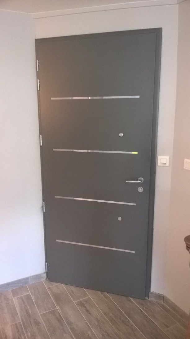 Porte d'entrée grise