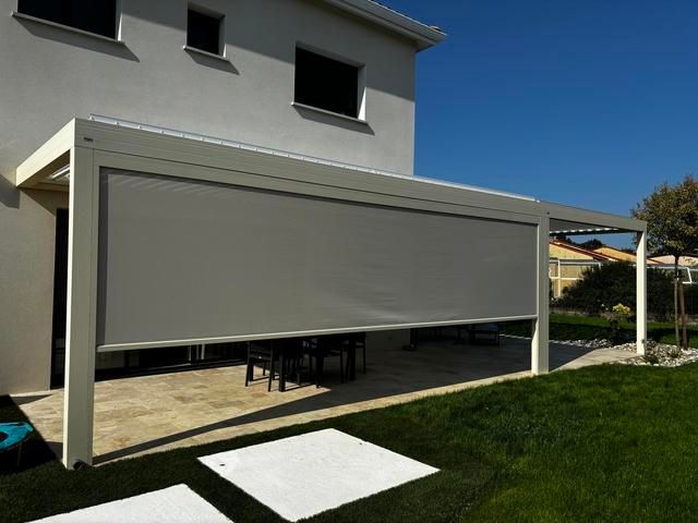 Pergola avec un store presque fermé