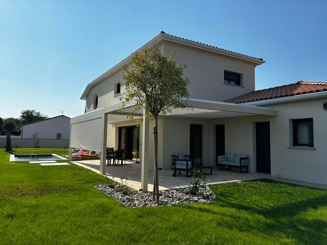 Aménagement extérieur d'un jardin avec une piscine et une pergola