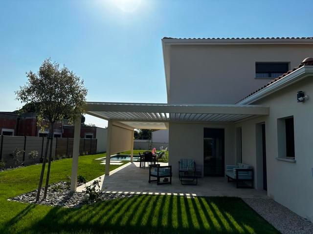 Aménagement extérieur avec une piscine en arrière-plan