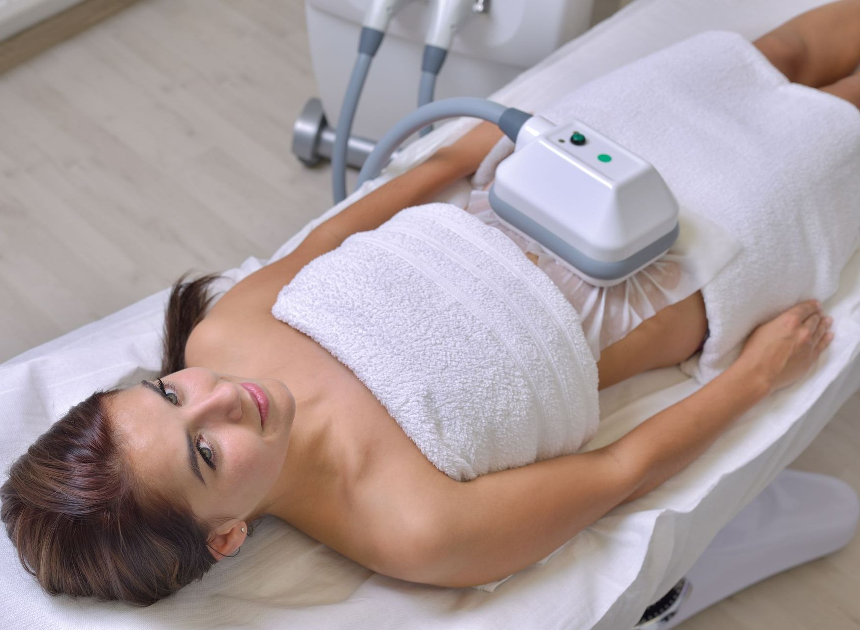 Une personne effectuant un soin de cryolipolyse.
