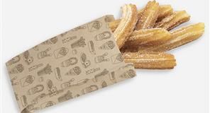 Churros derramándose de una bolsa de papel marrón estampada, espolvoreada con azúcar.