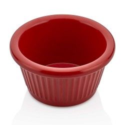 Ramekin de cerámica roja con lados acanalados.
