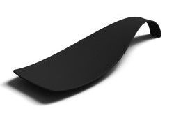 Objeto negro y curvo, probablemente una cuchara o espátula, con el mango elevado.