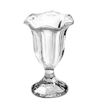 Plato para helado de vidrio transparente con borde acanalado y base de pedestal.