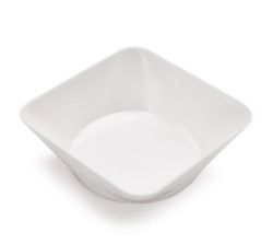 Cuenco de cerámica blanco, de forma cuadrada, con lados suavemente curvados y un interior redondeado, aislado en blanco.