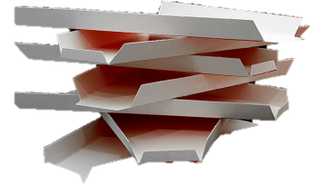 Bandejas de papel blancas, apiladas y superpuestas, algunas con interiores rojos, dispuestas de forma irregular.