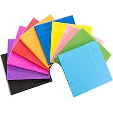 Pila colorida de papel cuadrado.