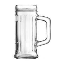 Jarra de cerveza de vidrio transparente con asa, estrías verticales y base gruesa.