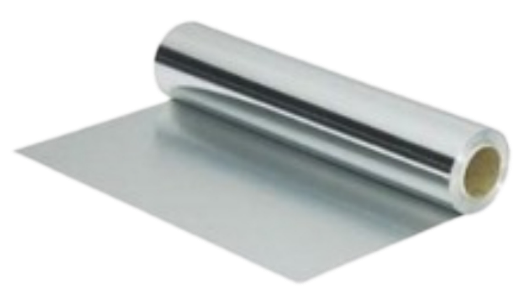 Rollo de papel de aluminio plateado parcialmente desenrollado sobre una superficie blanca.