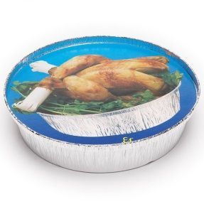 Pollo asado en un recipiente de aluminio con una tapa impresa en azul.