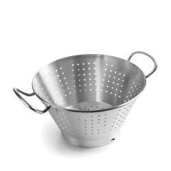 Colador de acero inoxidable con dos asas, en ángulo sobre una superficie blanca.