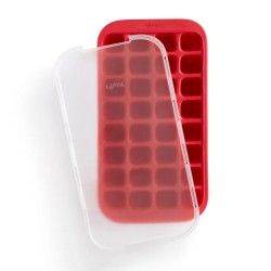 Bandeja de cubitos de hielo de color rojo con tapa transparente, parcialmente abierta, sobre una superficie blanca.