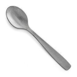 Cuchara de plata sobre fondo blanco.