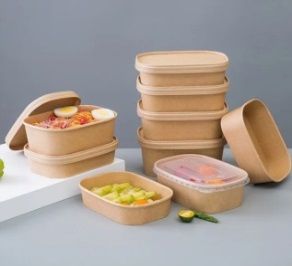 Recipientes para alimentos hechos de papel marrón, algunos apilados con tapas, otros abiertos, llenos de comida.