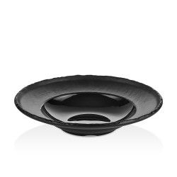 Cuenco para pasta redondo, texturizado, de color negro y borde ancho sobre fondo blanco.