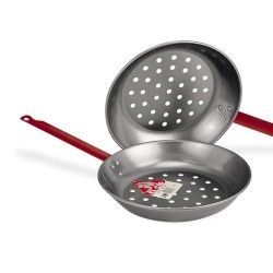 Dos sartenes de metal con fondo perforado, mangos rojos y fondo blanco.