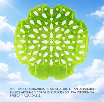 Mampara de urinario verde con diseño floral sobre un fondo de cielo azul. Texto: 