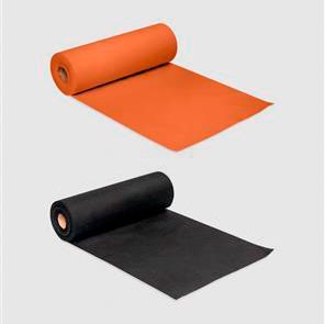 Rollos de tela de color naranja y negro desplegados sobre una superficie gris claro.