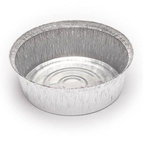 Recipiente para alimentos de aluminio plateado. Forma redonda, vacío, sobre fondo blanco.