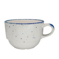 Taza de café de cerámica blanca con detalles moteados en azul.